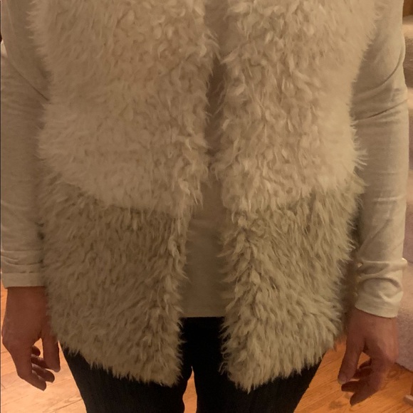 Women’s faux fur vest. Ooh la la!! - Picture 5 of 9